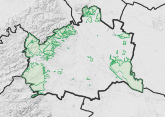 Kartenausschnitt von Wien und Umgebung mit grauem Höhenrelief und den eingezeichneten ruhigen Gebieten, die im Wesentlichen den Landschafts- und Naturschutzgebieten in Wien entsprechen