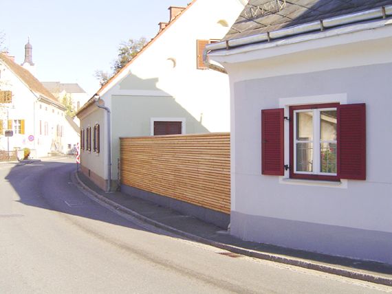 Lückenschluss in einer Häuserzeile durch eine Lärmschutzwand