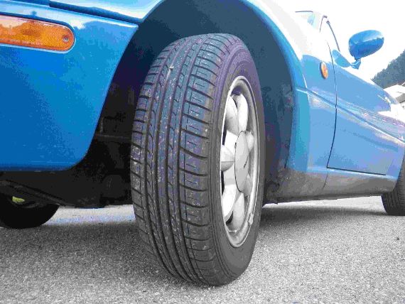 Fahrzeug von schräg vorne mit dem Reifen groß und zentral im Bild 