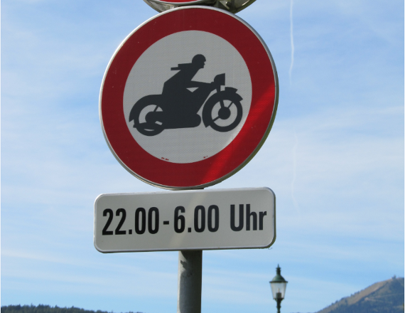 Verkehrszeichen "Motorradfahrverbot von 22:00 bis 6:00 Uhr"